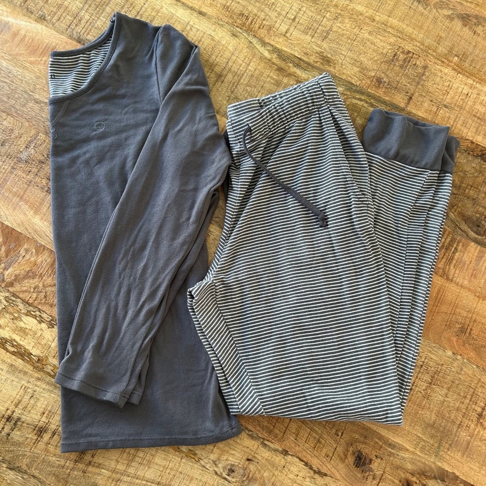 Born Women Charcoal Gray Striped 2 Piece Pajama Set Long Sleeve Joggers Large